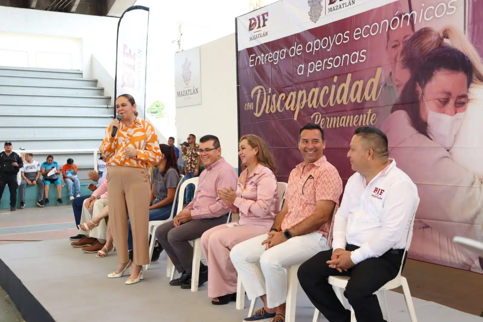 Evento del DIF Mazatlán para entrega de apoyos económicos