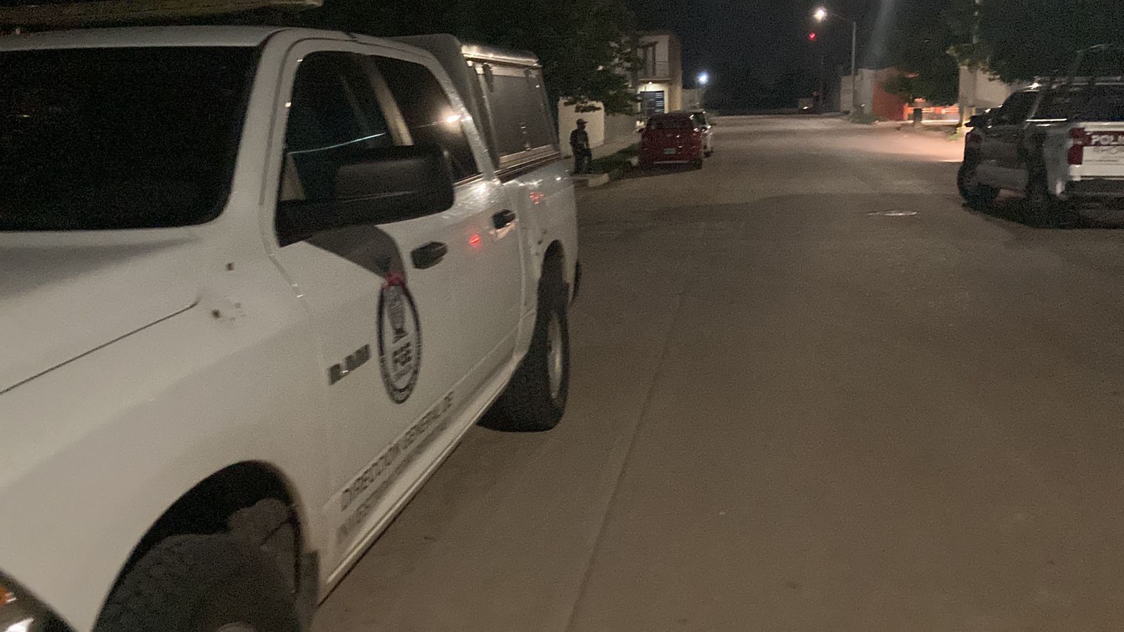 Una camioneta estacionada de la FGE