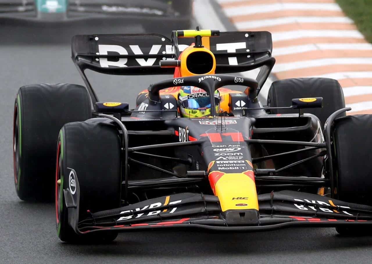 Sergio Pérez en su auto de carreras