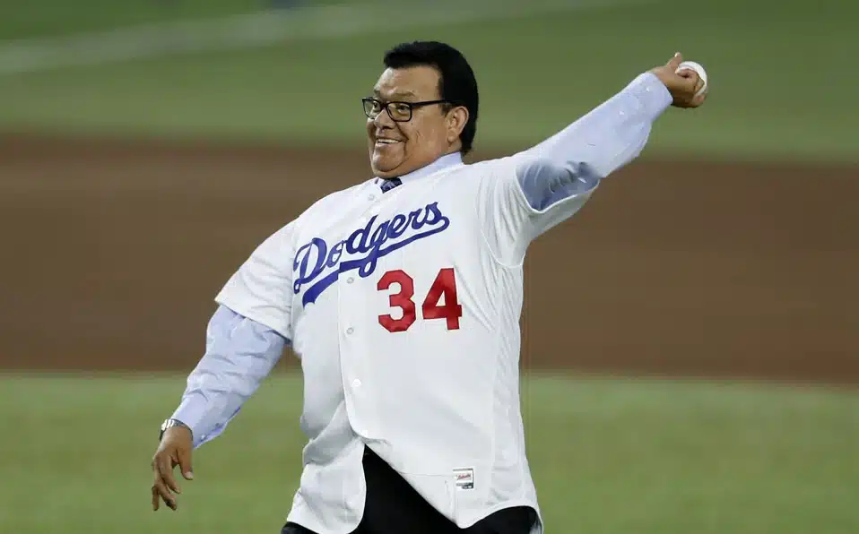 Fotografía reciente de Fernando El Toro Valenzuela con la casaca de Dodgers a punto de lanzar pelota