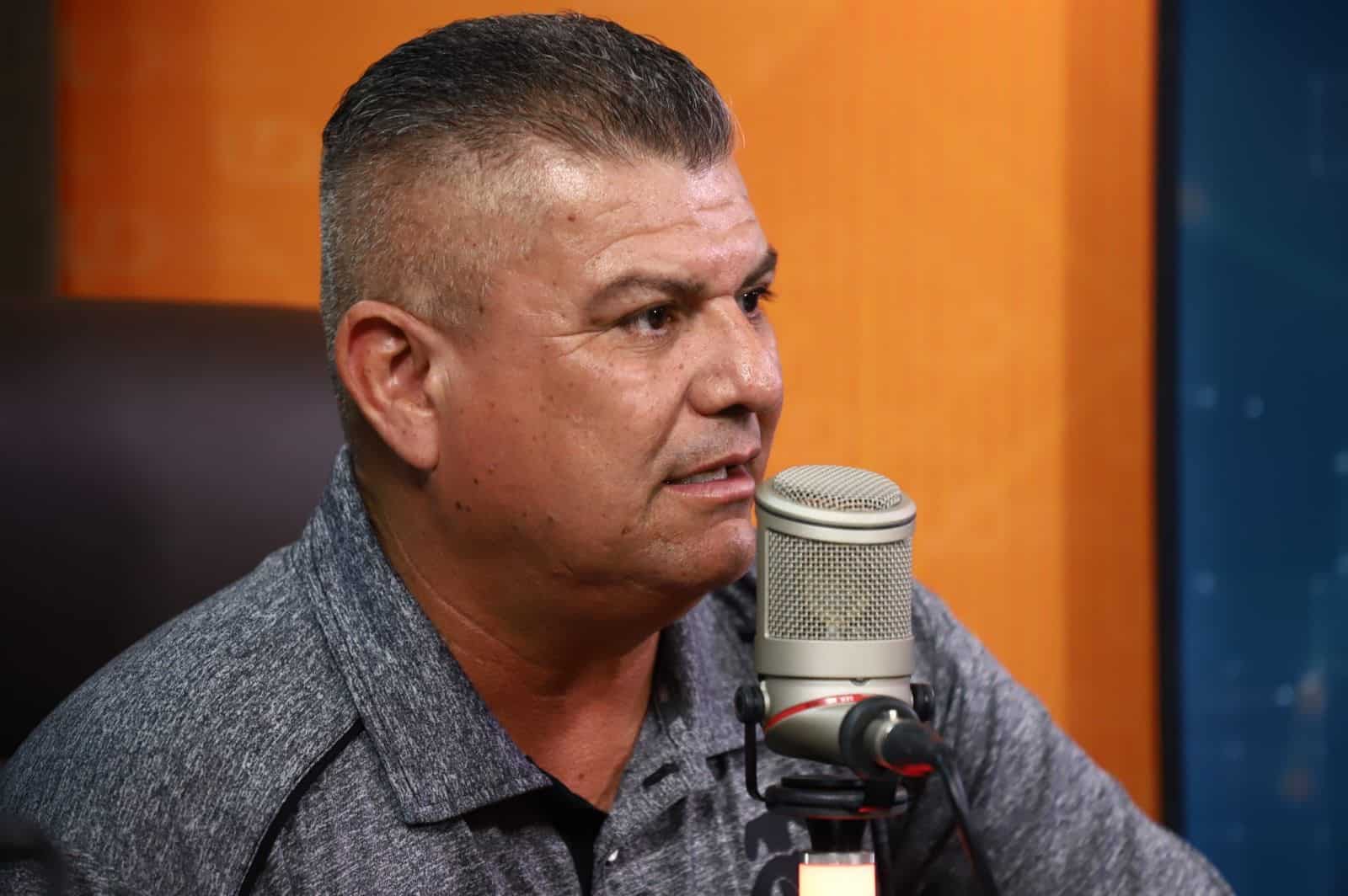 Una persona hablando y un micrófono de estudio