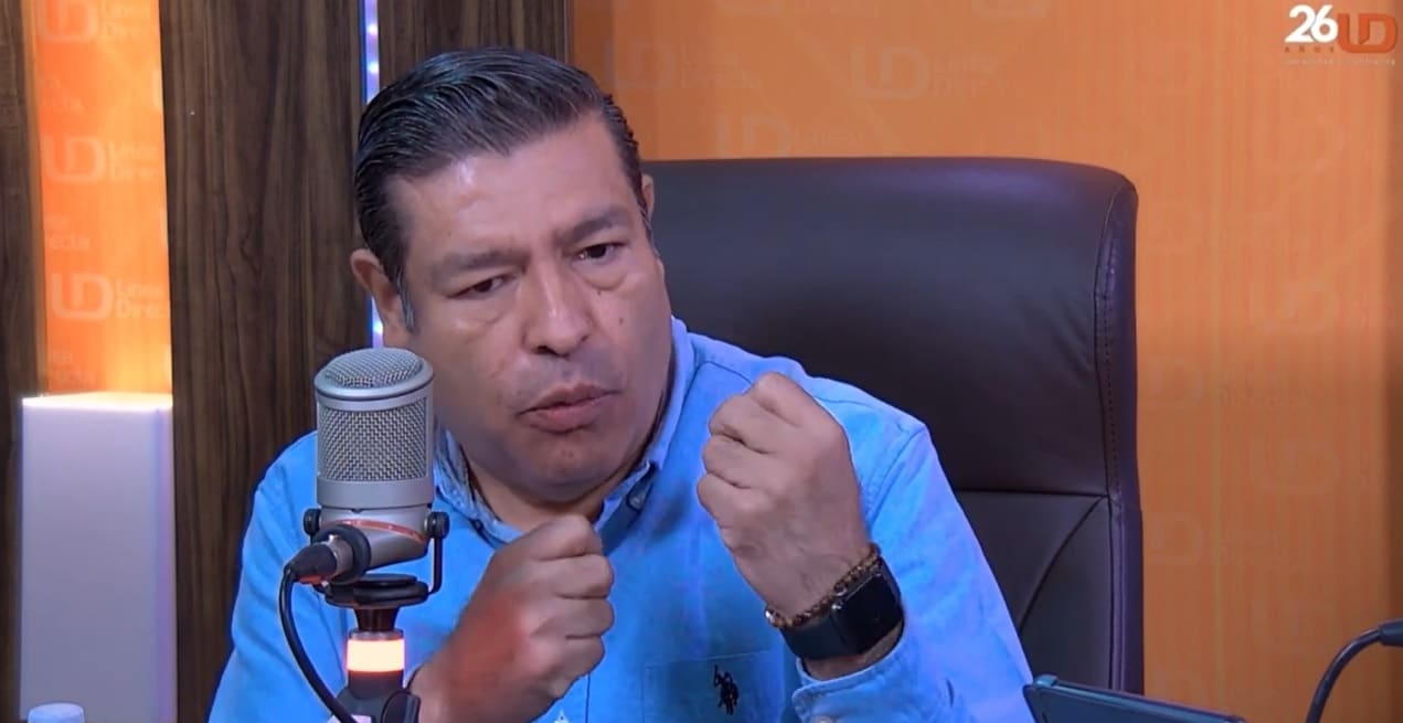 Una persona hablando y un micrófono de estudio