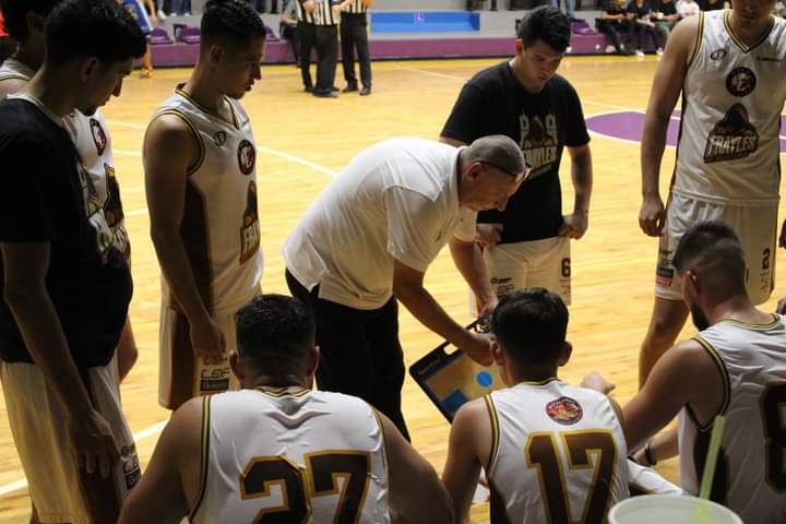 Jugadores de Frayles de Guasave en la cancha