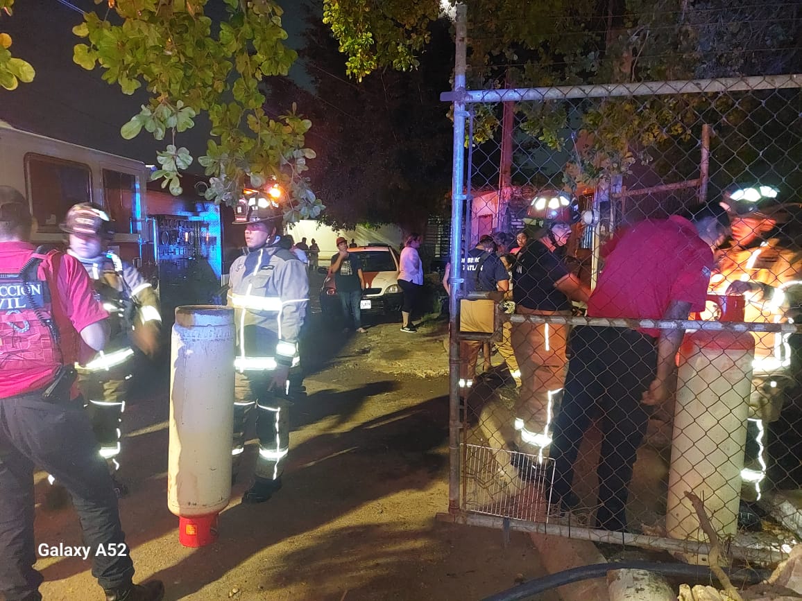 Fuerte explosión sacude y cuartea la vivienda de doña Rosa Isela, en Villas del Sol