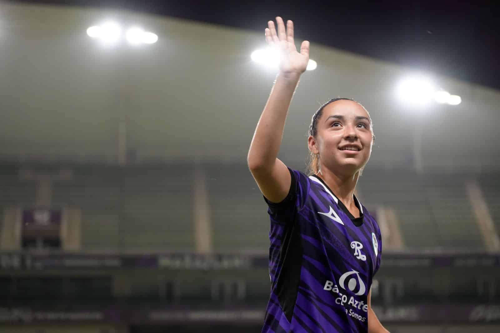 Futbolista María Montaño saluda