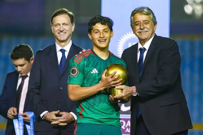 Gael Álvarez recibiendo premio