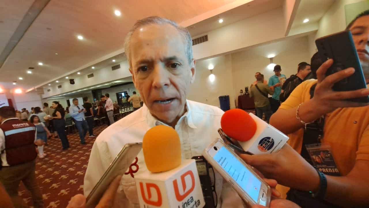 Una persona hablando y micrófonos de medios de comunicación