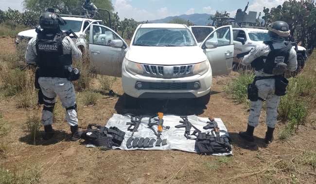 Guardia nacional con armas decomisadas