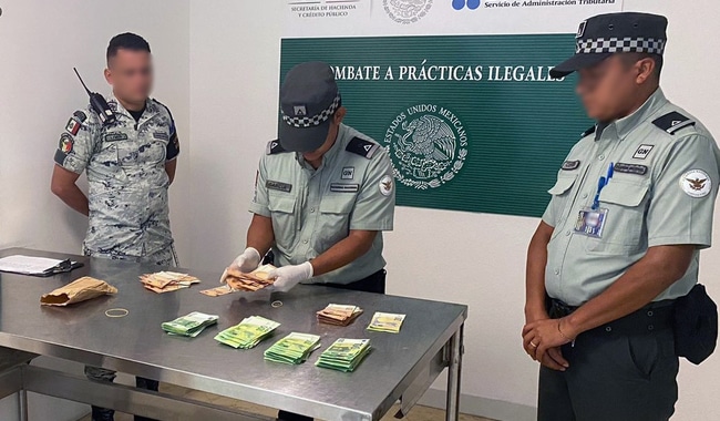 Elementos del a Guardia Nacional contando billetes