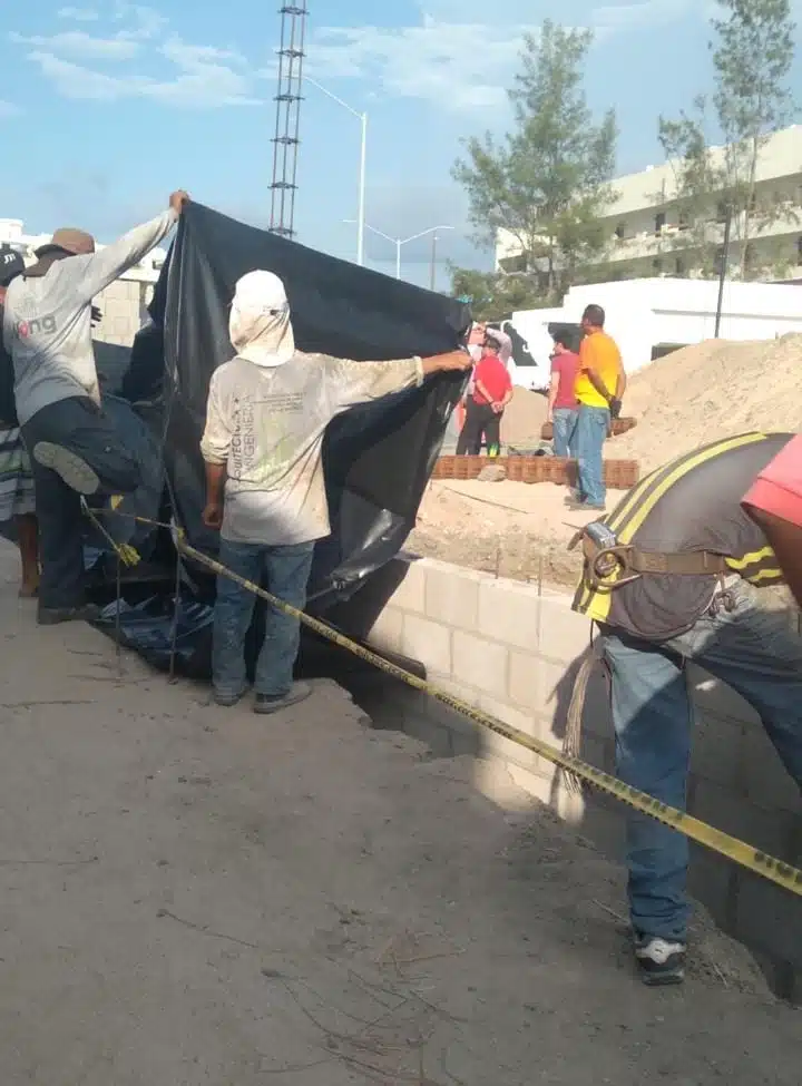 Trabajadores en una obra en construcción en Mazatlán donde hallaron restos óseos