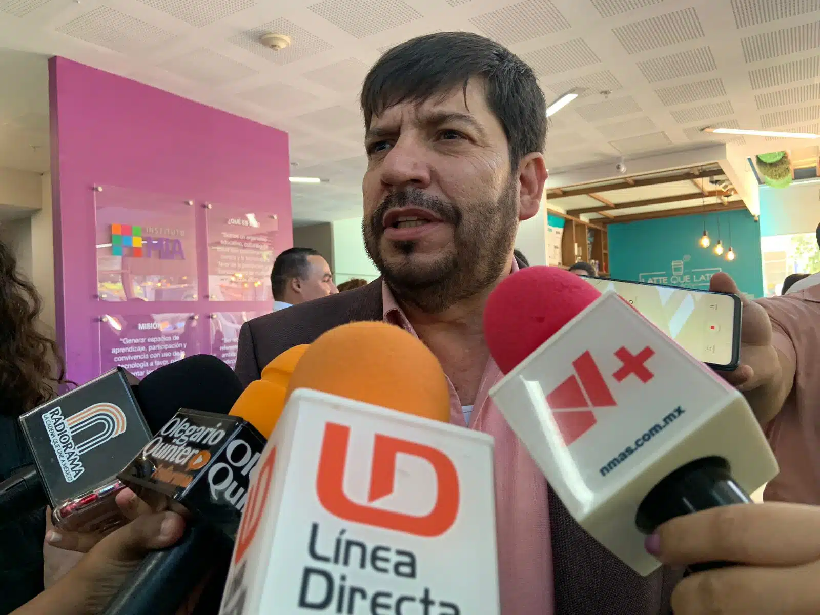 Héctor Miguel Díaz Ruiz con prensa