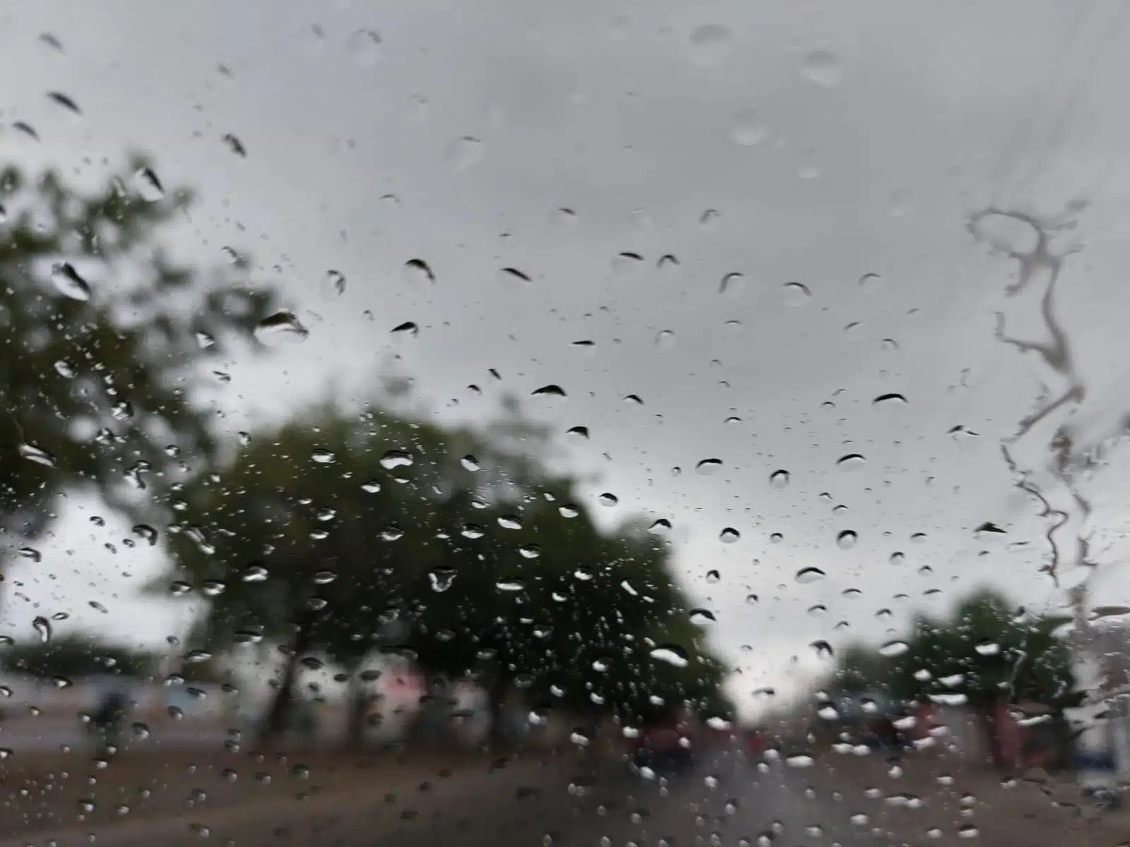 Cristal de un vehículo con gotas de lluvia