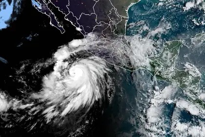 Mapa que muestra el huracán Hilary