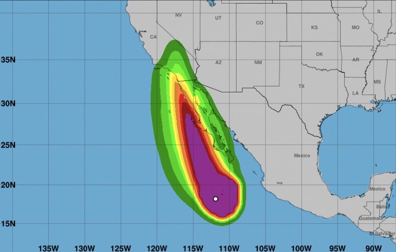 Alertamiento del NHC por el potente huracán Hilary acercándose a la península de BC.