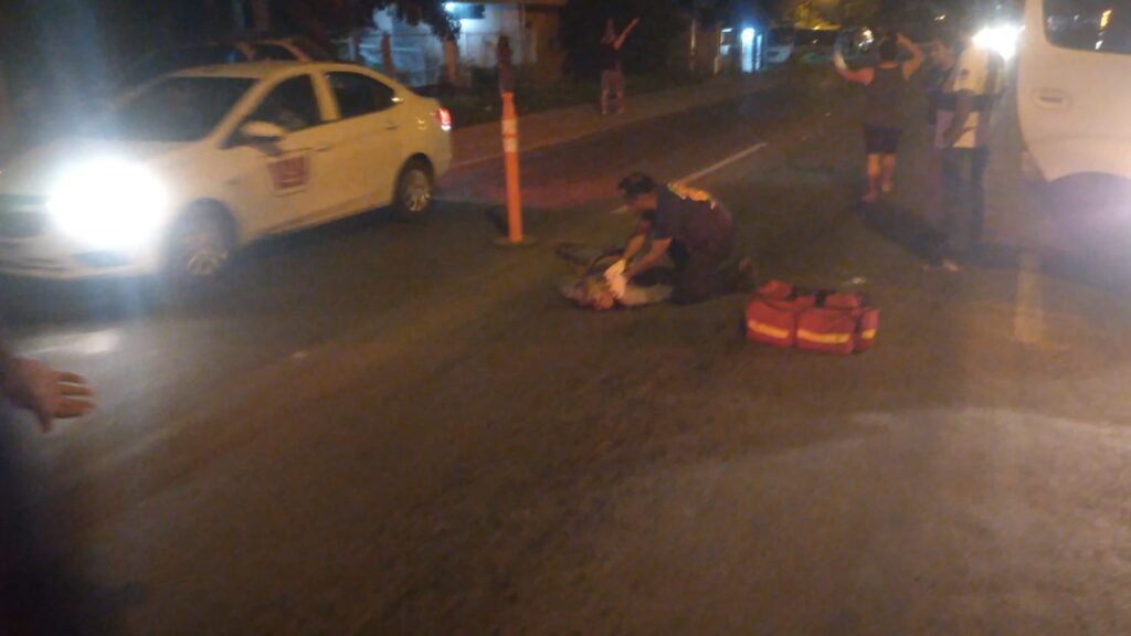 Hombre atropellado siendo atendido por paramédicos de Bomberos Veteranos El Castillo 