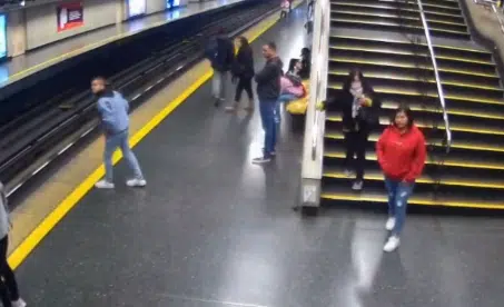 Hombre se lanza a vías del tren