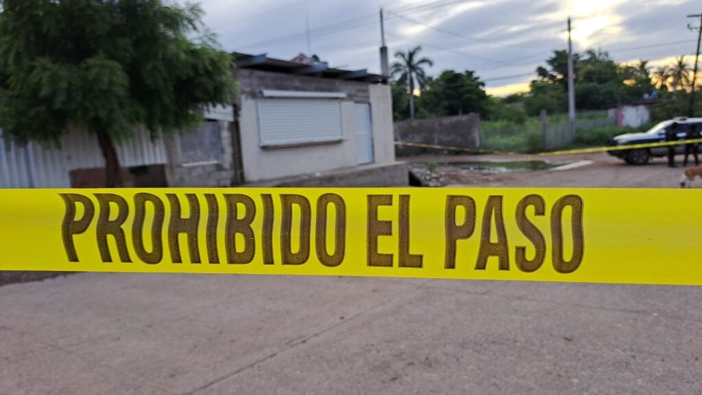 Cinta amarilla de prohibido el paso en escena de homicidio en Navolato