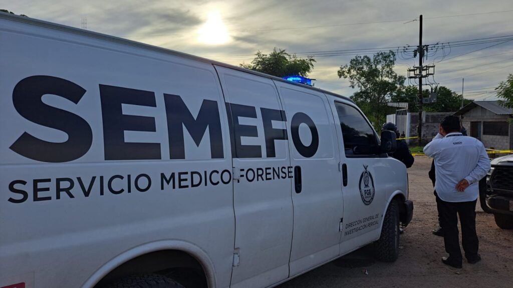 Vehículo del Semefo junto a carretera de Navolato donde asesinaron a un hombre