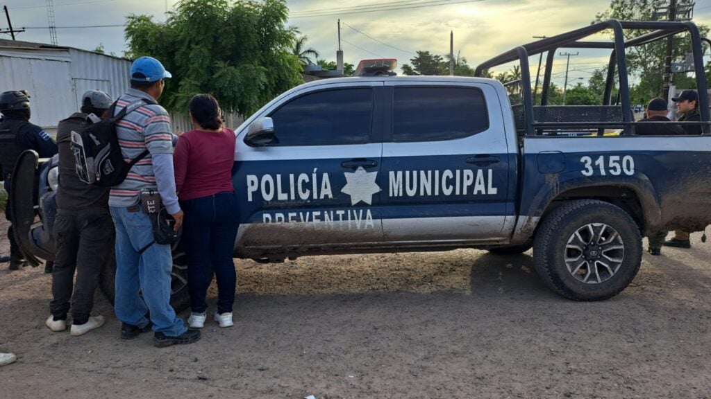 Patrulla de la Policía de Navolato en escena de un homicidio