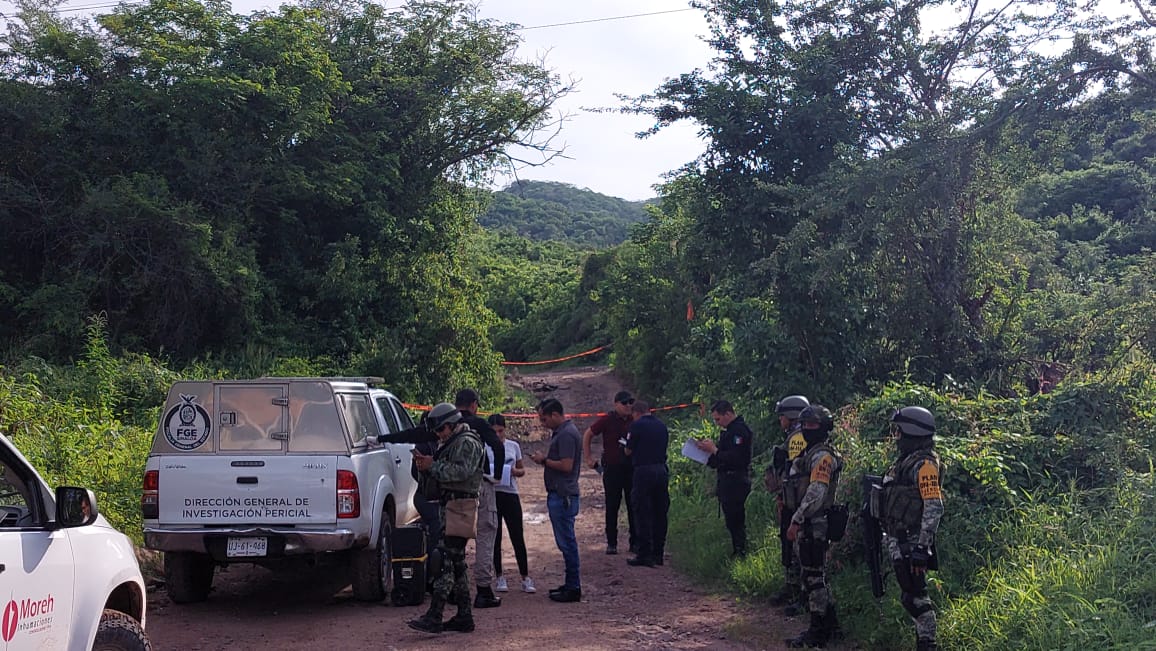 Peritos y elementos del Ejército en zona acordonada por homicidio