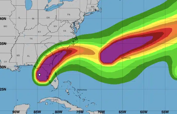 Una parte del mapa de Estados Unidos y la trayectoria de un huracán en el Atlántico