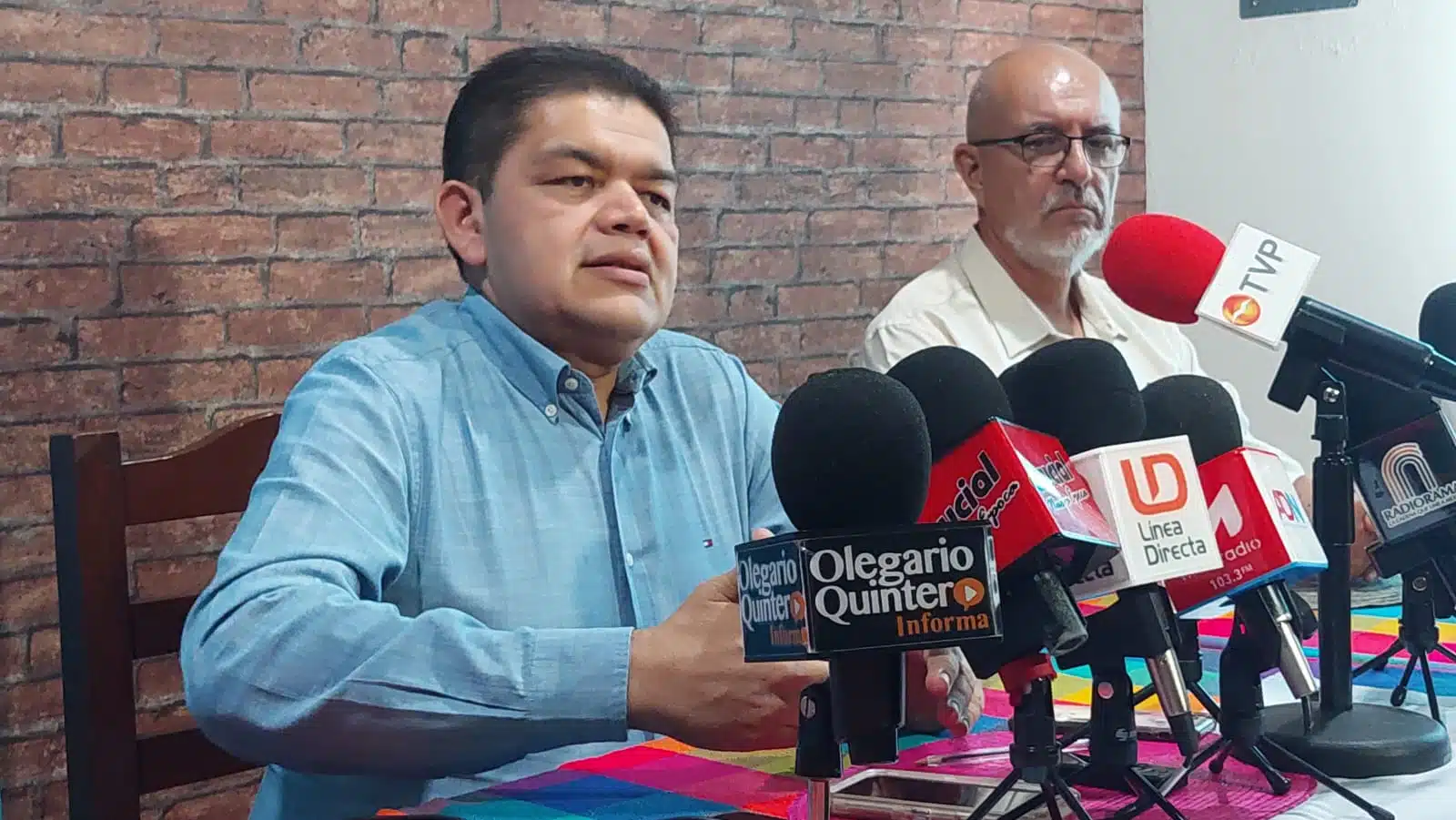 Conferencia de prensa de Julio César Silvas Inzunza, presidente del Adecem