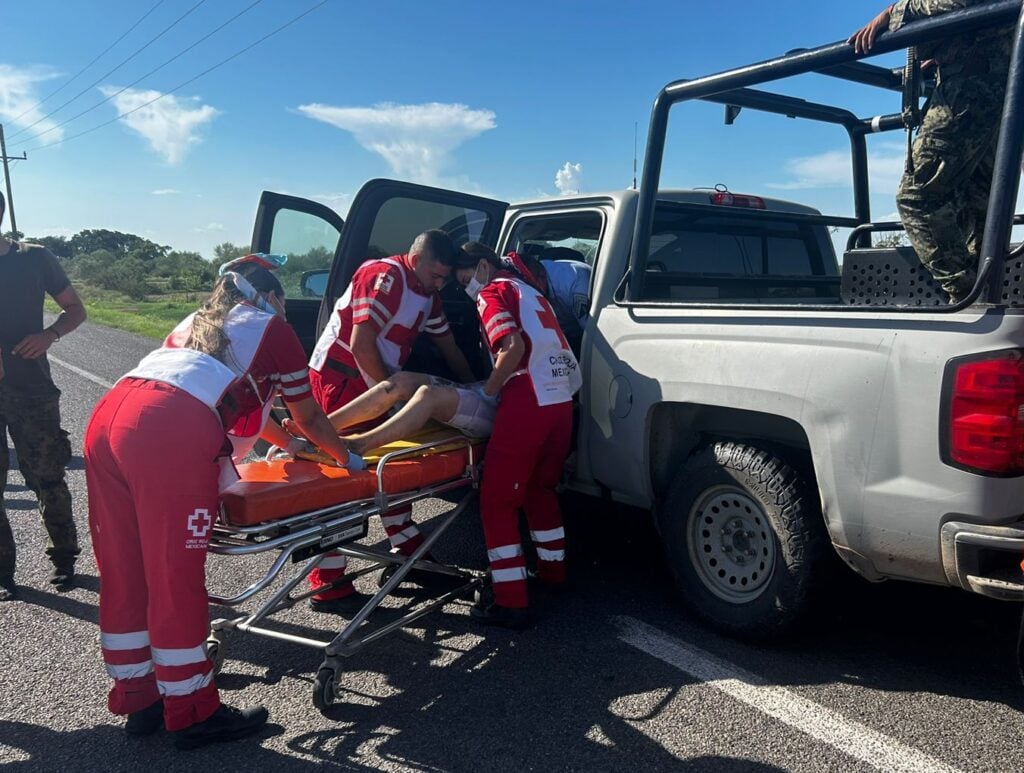 Tres paramédicos de Cruz Roja meten a turista rescatada a una patrulla de la Marina en Guasave