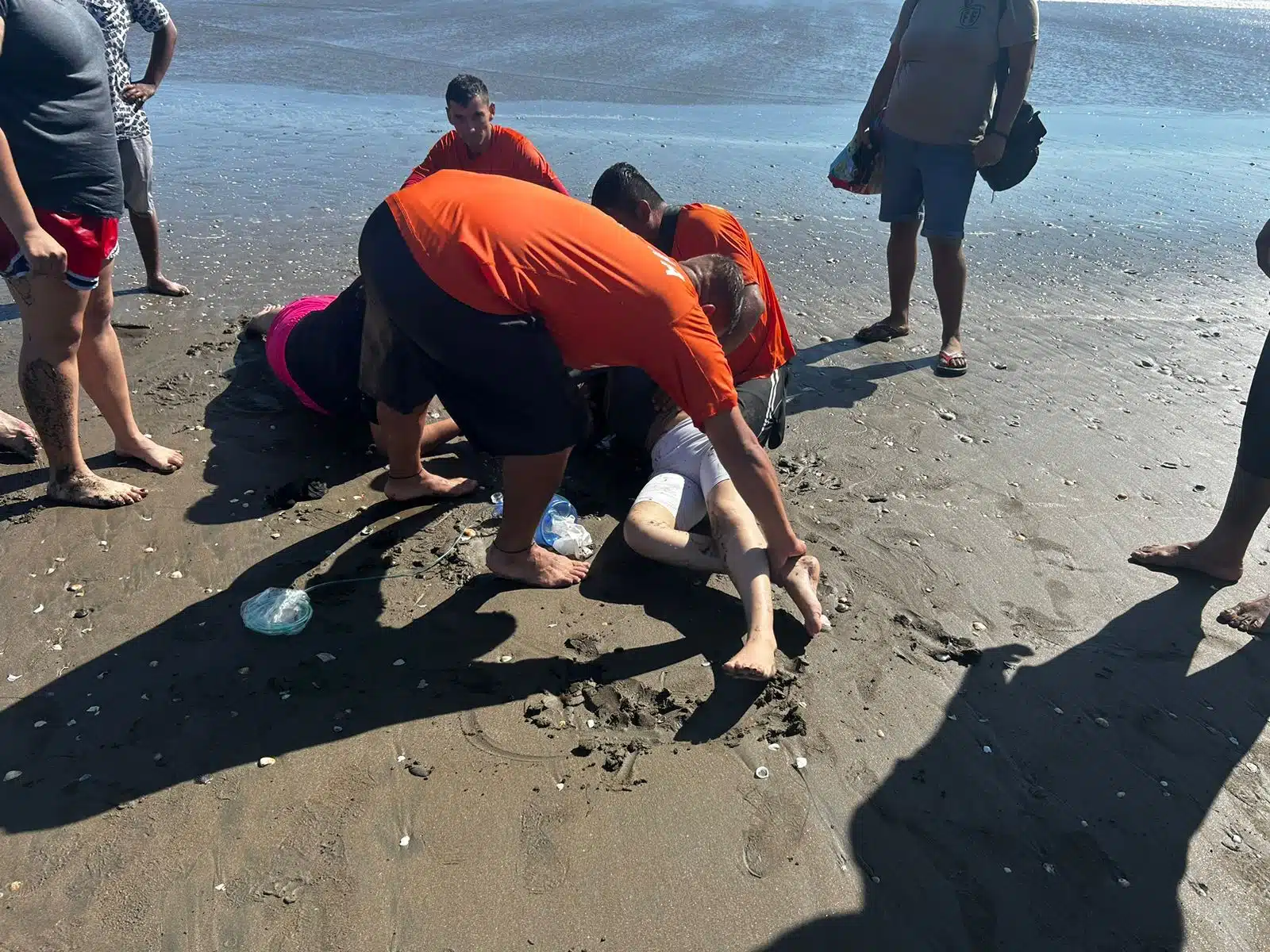 Rescatan a tres turistas de Tijuana en playa Las Glorias en Guasave