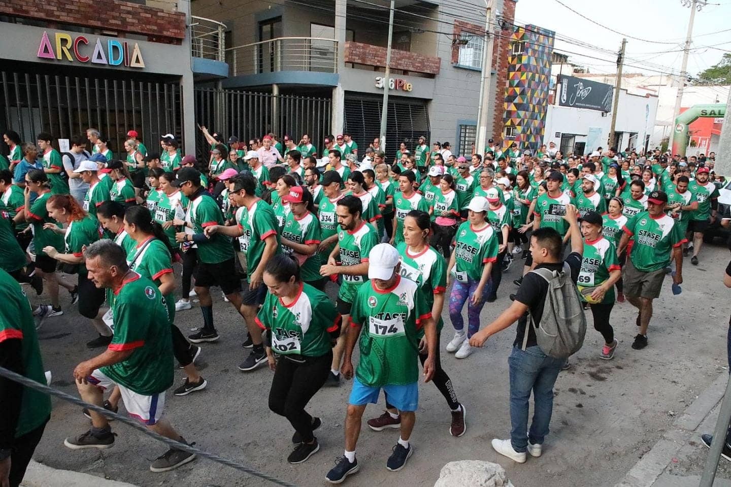 Agremiados del Stase durante la Caminata Paso Normal 5K