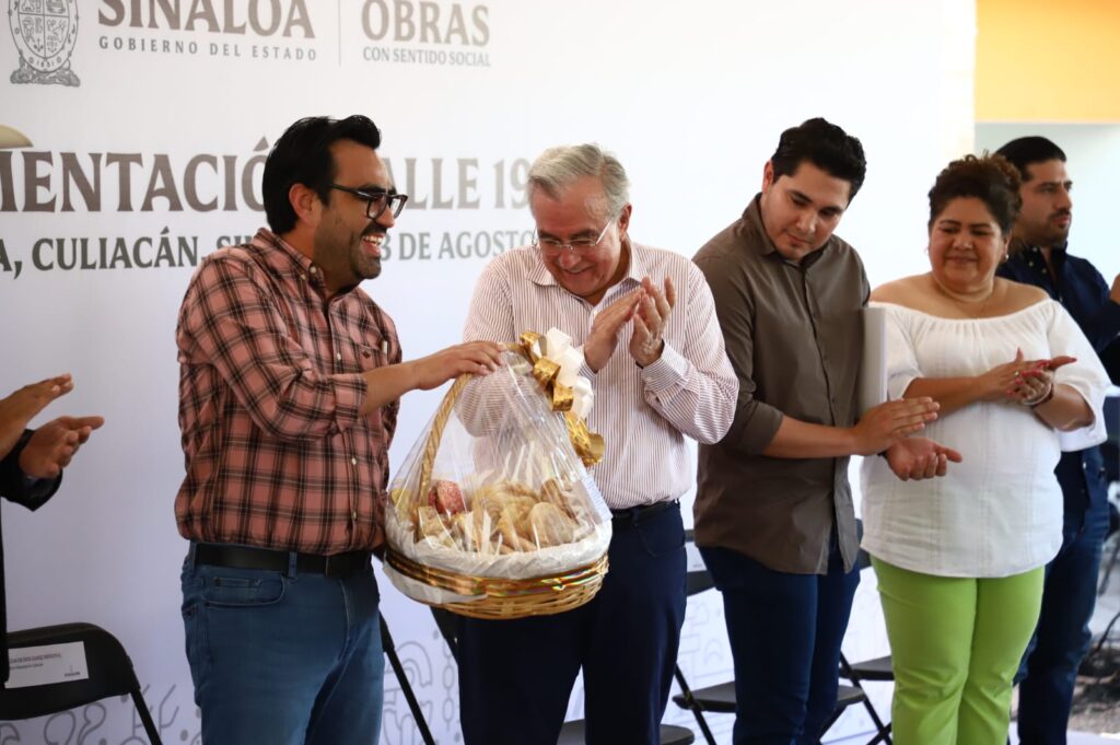Juan de Dios Gámez y Rubén Rocha Moya reciben panes de la ciudadanía