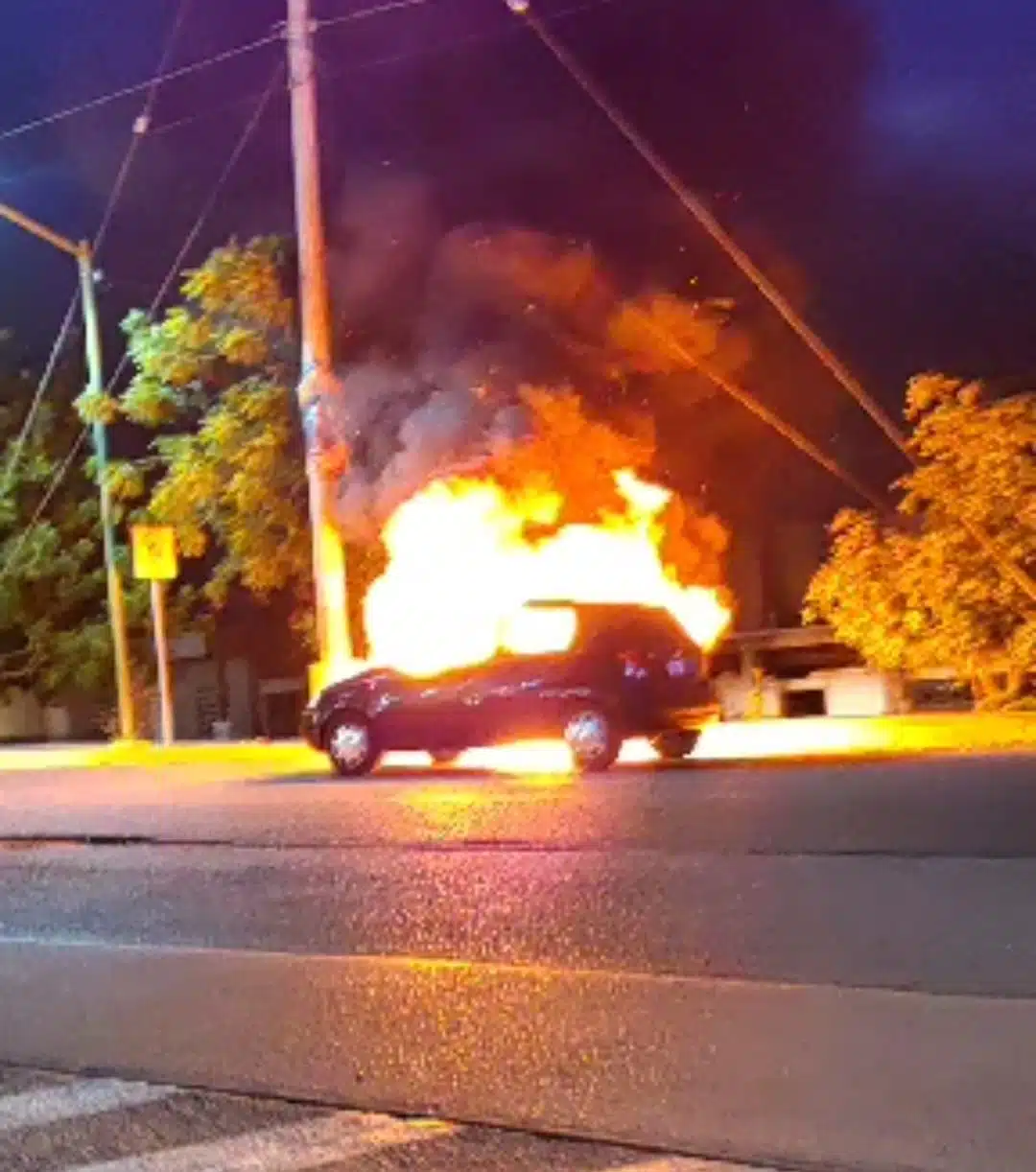 El vehículo resultó con daños en su totalidad luego de incendiarse.