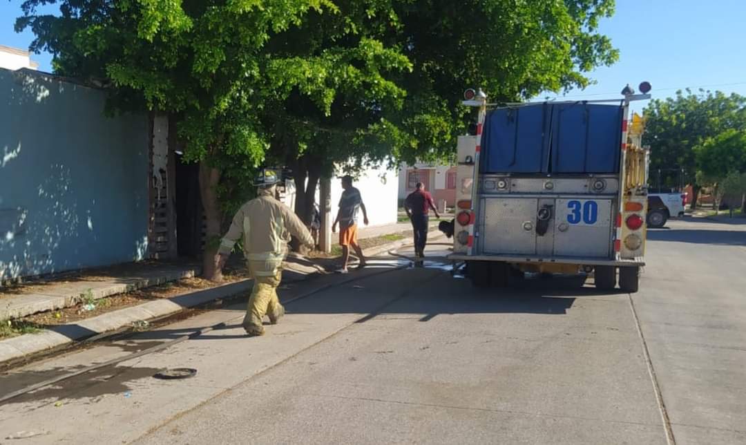Bomberos y Protección Civil controlaron el incendio en la vivienda.