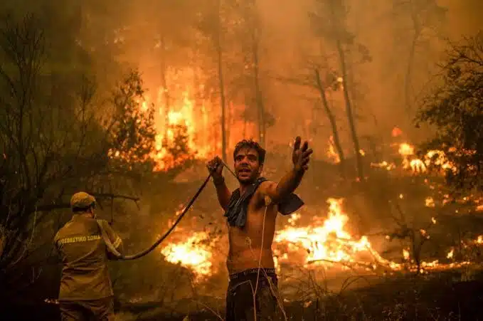 Incendios en Grecia dejan 18 personas muertas en un bosque
