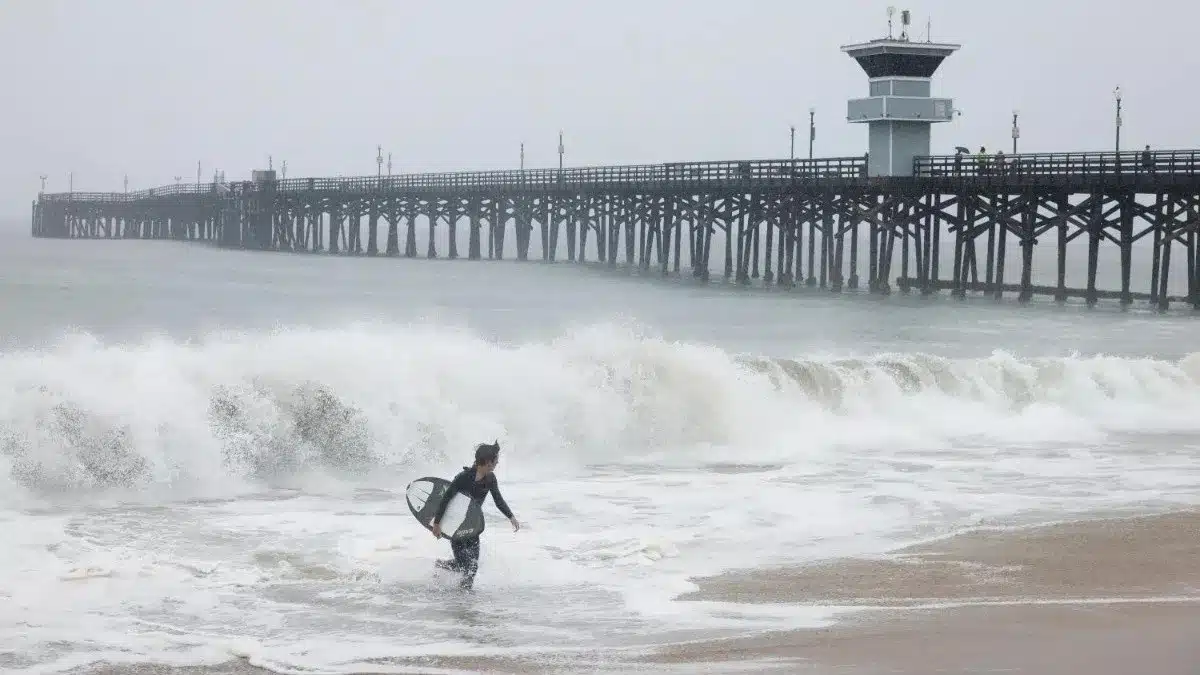 Indignación en redes Surfistas aprovechan las olas de huracán