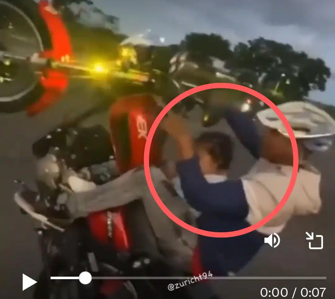 Indignación en redes sociales; motociclista hace caballito con un bebé