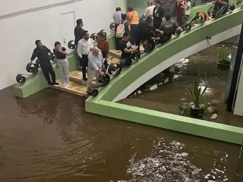 Tromba inunda plaza comercial en Veracruz