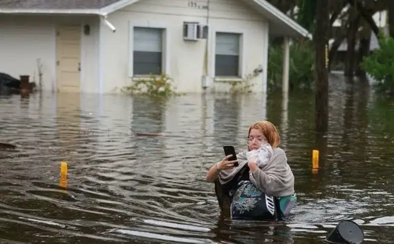 Mujer caminando en el agua por inundaciones