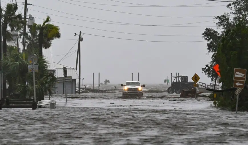 Calle inundada en Florida por huracán Idalia