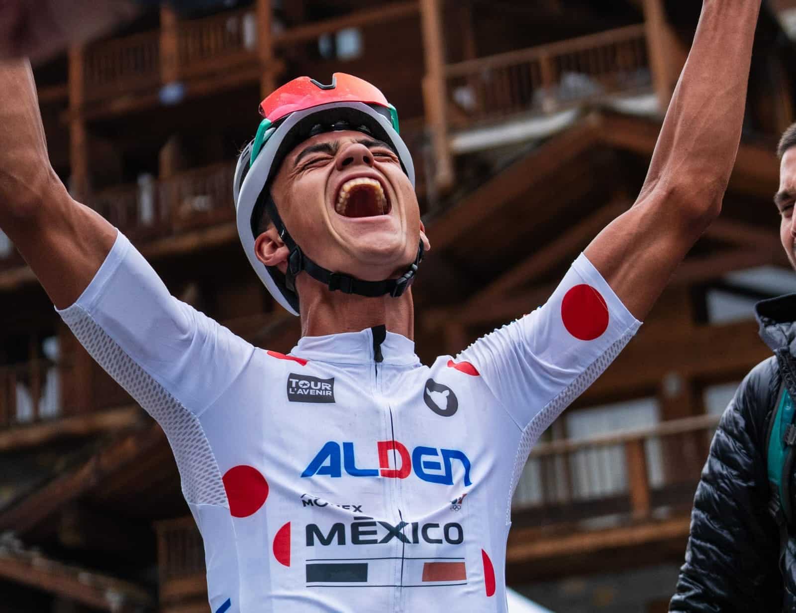 Isaac del toro celebrando con los brazos abiertos y dando un grito