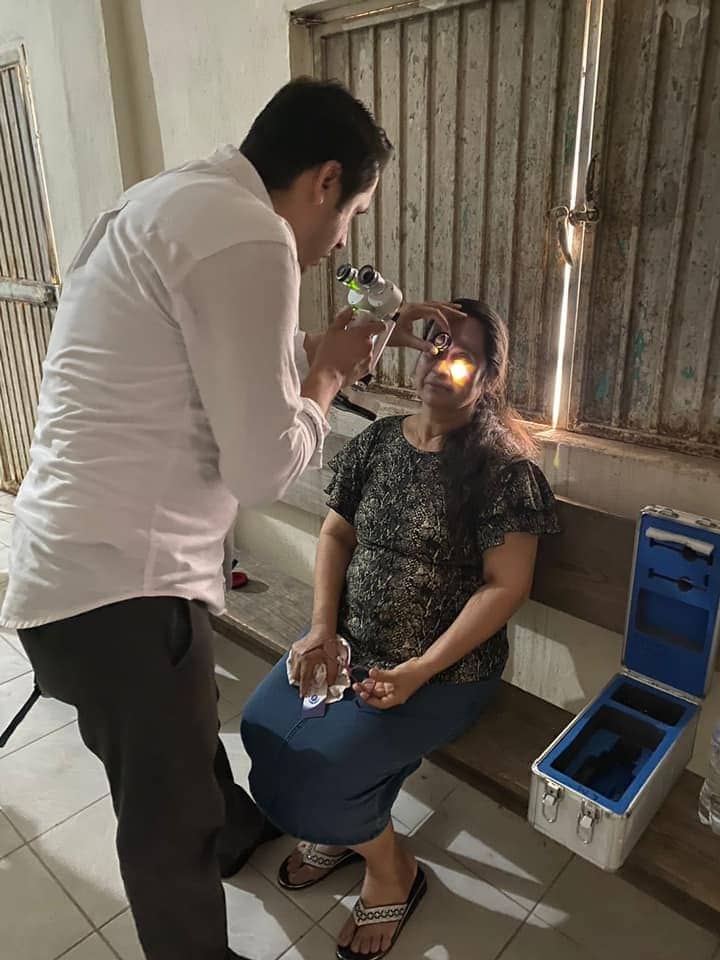 PERSONA ES ATENDIDA POR MEDICO.