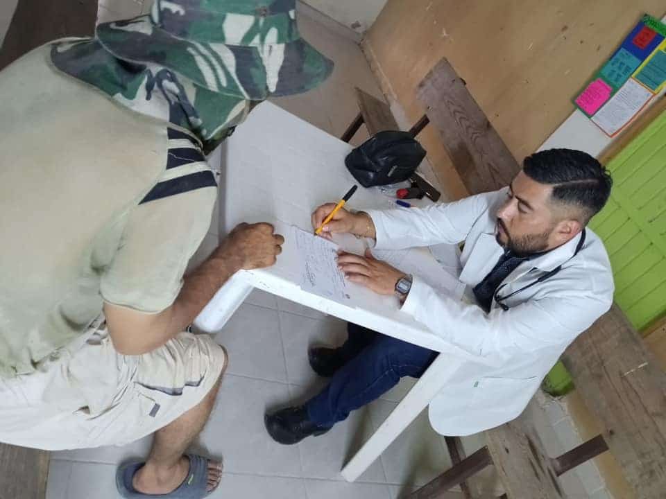 PERSONA SIENDO ATENDIDA POR MEDICO.