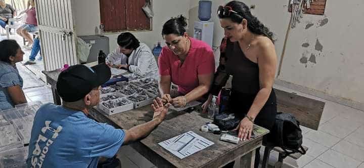 PERSONA SIENDO ATENDIDA POR ESPECIALISTAS.