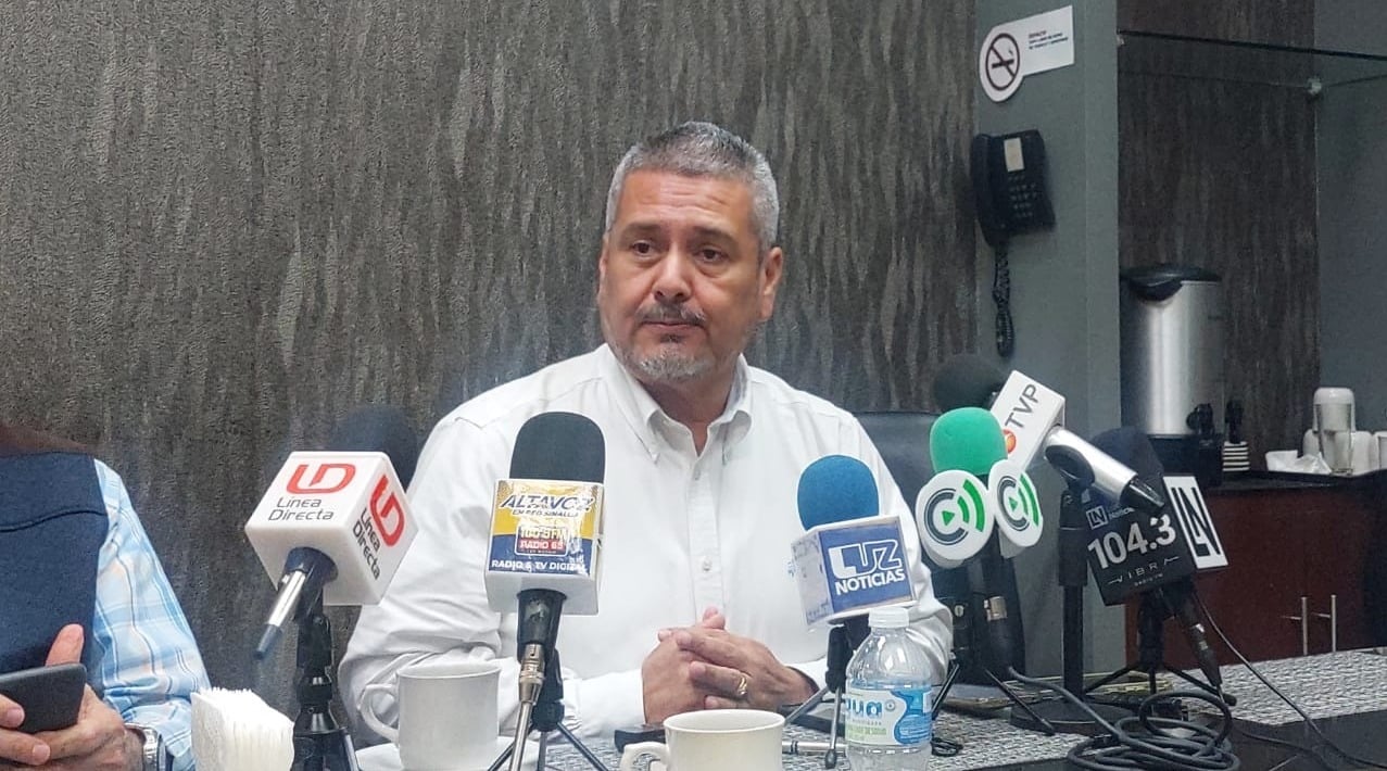 José Ramos Ortiz con medios de prensa