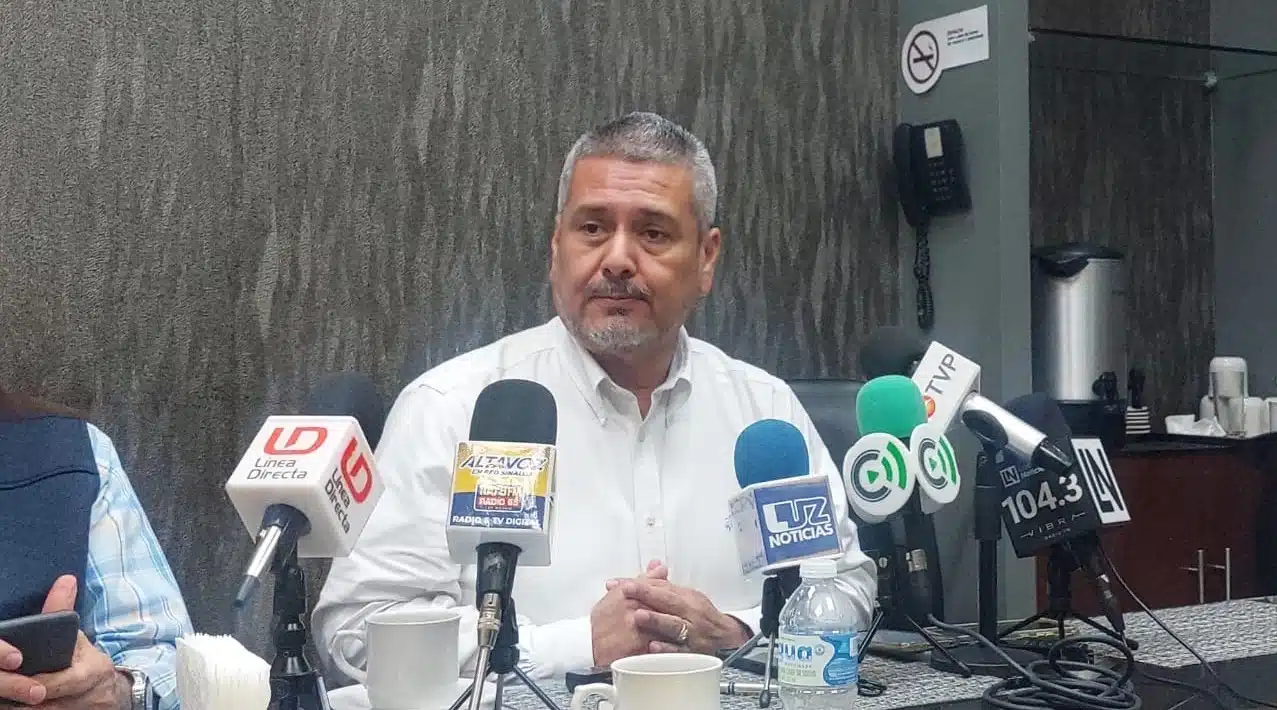 José Ramos Ortiz con medios de prensa