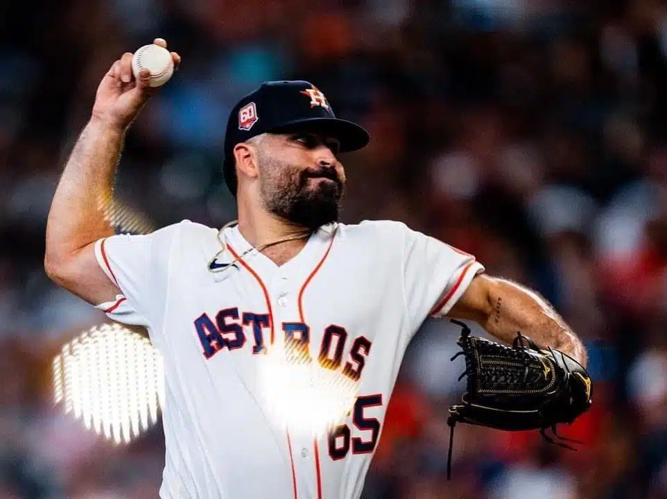 El lanzador mazatleco José Urquidy portando la casaca de los Astros de Houston