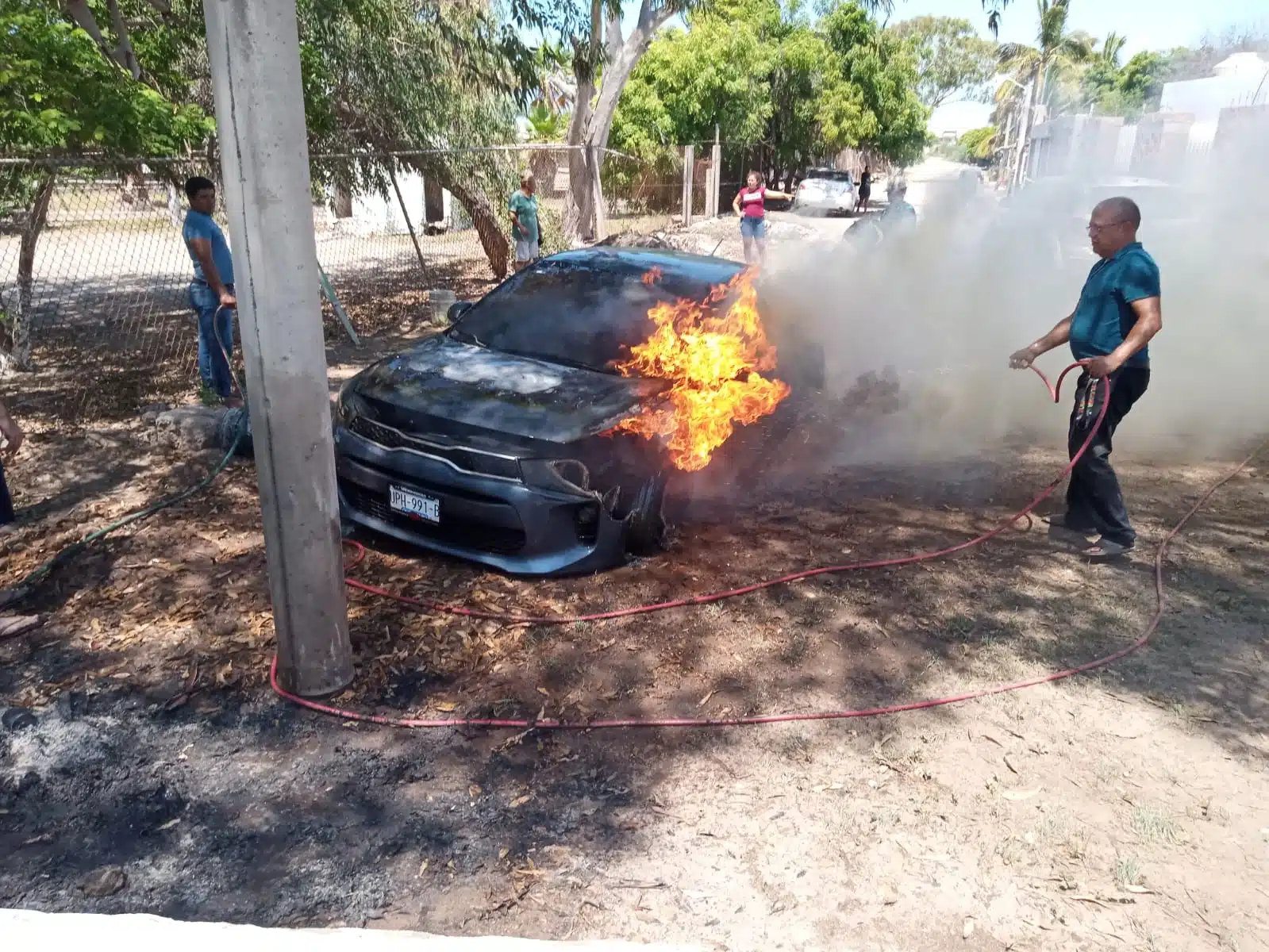 Auto quemado en Guasave