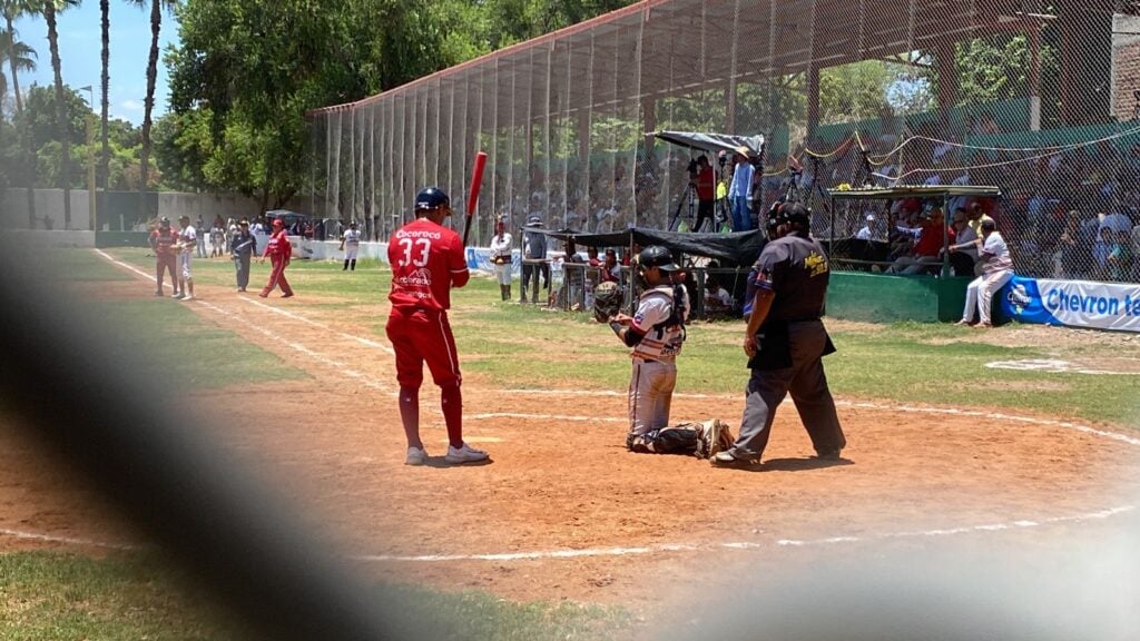 Armando Domínguez a batear en la final de la Liga Clemente Grijalva