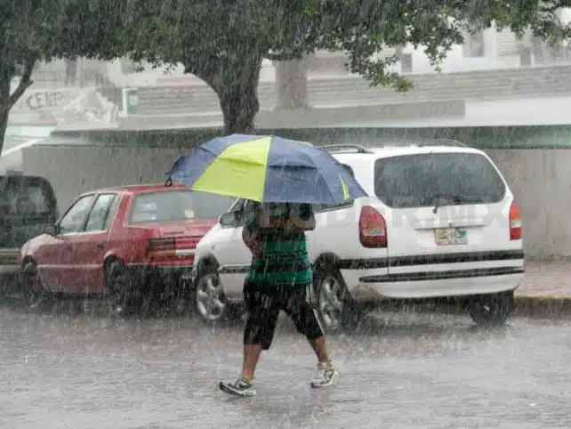 Hombre con paraguas bajo la lluvia