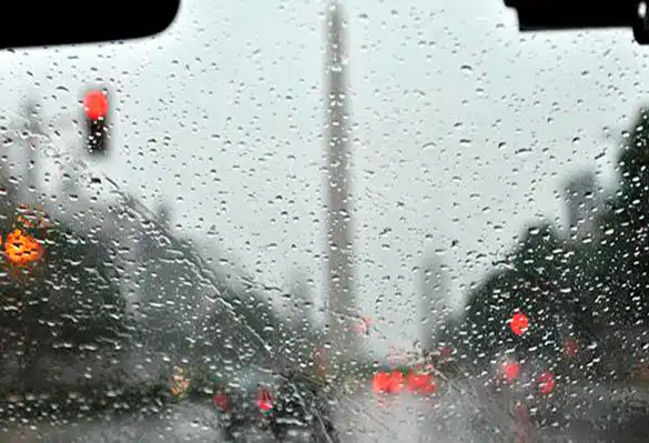 Gotas de lluvia sobre ventana de auto