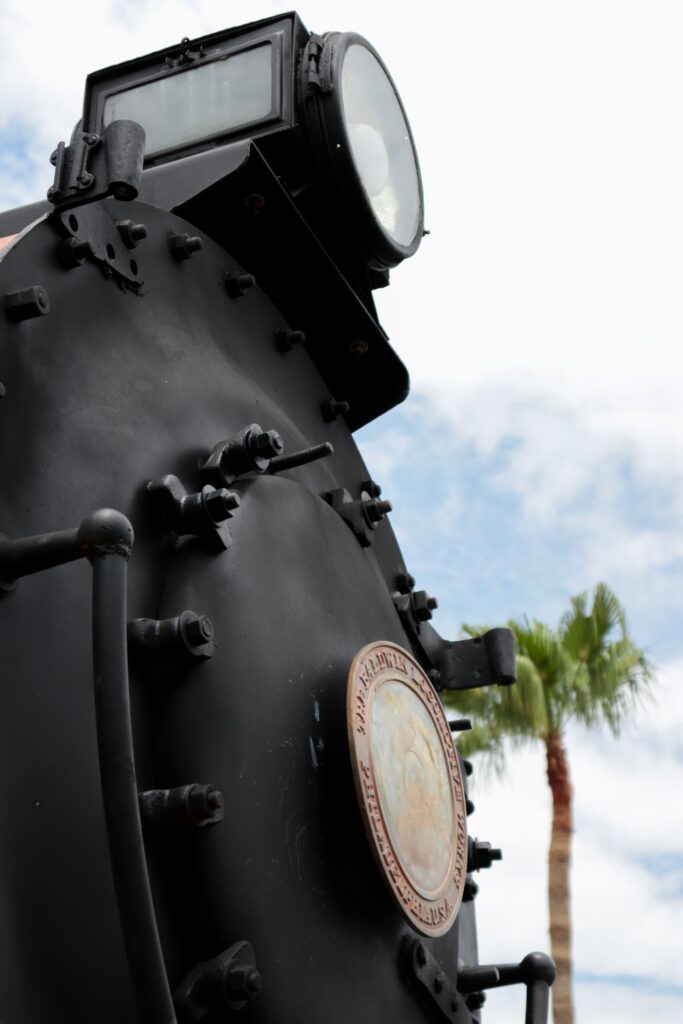 No solo es una locomotora, es un icono de la historia de Los Mochis y fue reubicada a su lugar de origen: la antigua estación.